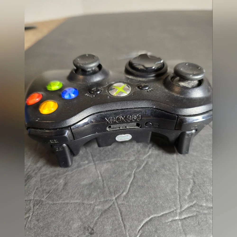 Microsoft Xbox 360 Wireless Game Controller Missing back cover